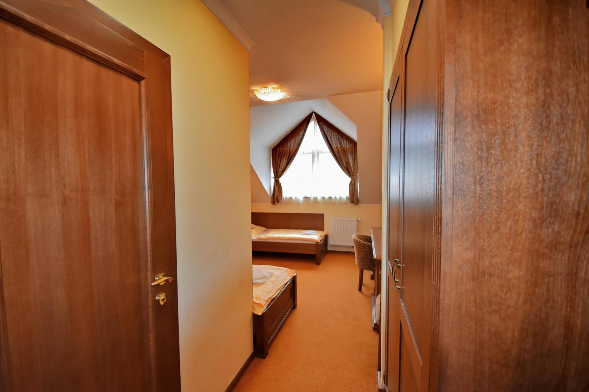 Country Saloon Bela Hotel Room photo